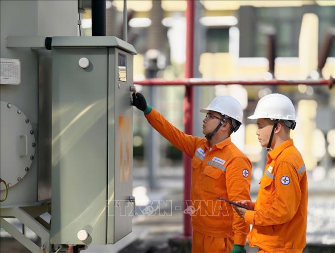Chỉ với vài thao tác trên hệ thống, điều độ viên có thể giám sát trạng thái vận hành toàn mạng lưới. (Ảnh: Quốc Lũy/TTXVN)